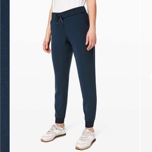 Lululemon Women’s On the Fly Jogger Woven in True Navy | Large